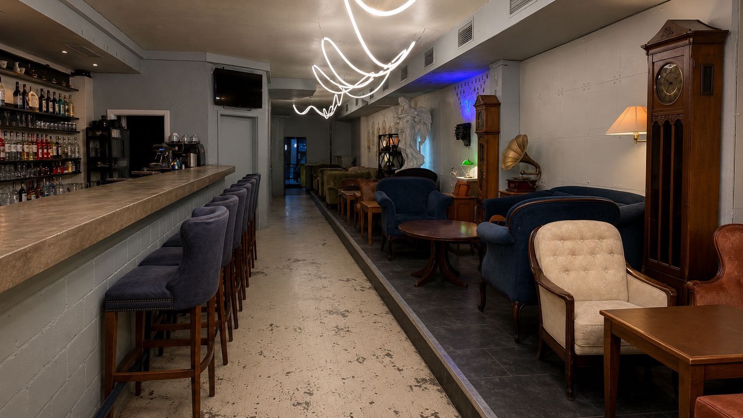 Lange Bar und Vintage-Sessel im Innenraum des H26
