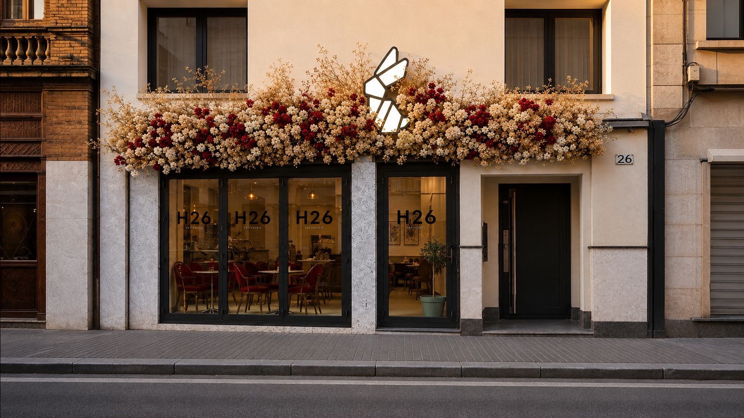 Der Eingang zum H26 an der Zülpicher Straße 26, umrahmt von Blumen und Hasenlogo