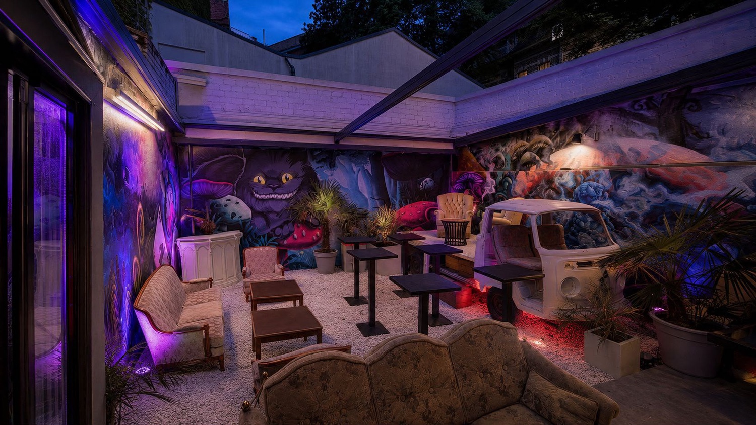 Der beleuchtete Hidden Garden im H26 mit Wandkunst und Vintage-Möbeln